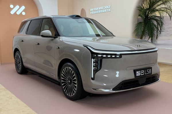 智己LS8上市售24.98万起