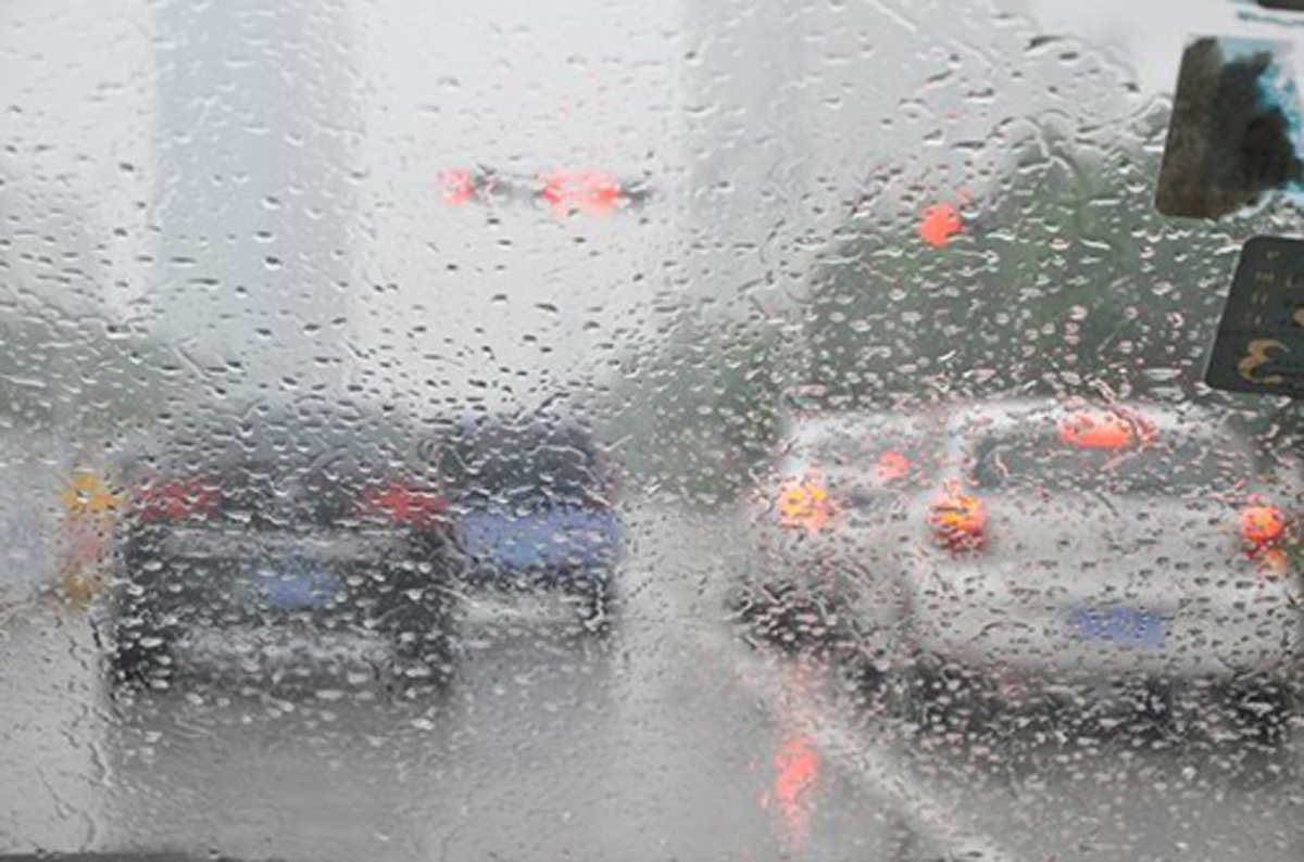 路面湿滑成事故主因 雨季如何避免“车车约会”
