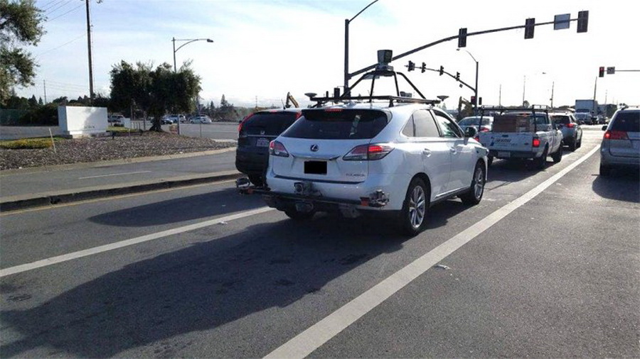苹果无人驾驶车加州首撞 无人受伤