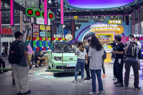 广州车展惊现“太空飞船”奇瑞QQ冰淇淋再出“爆红”场景车