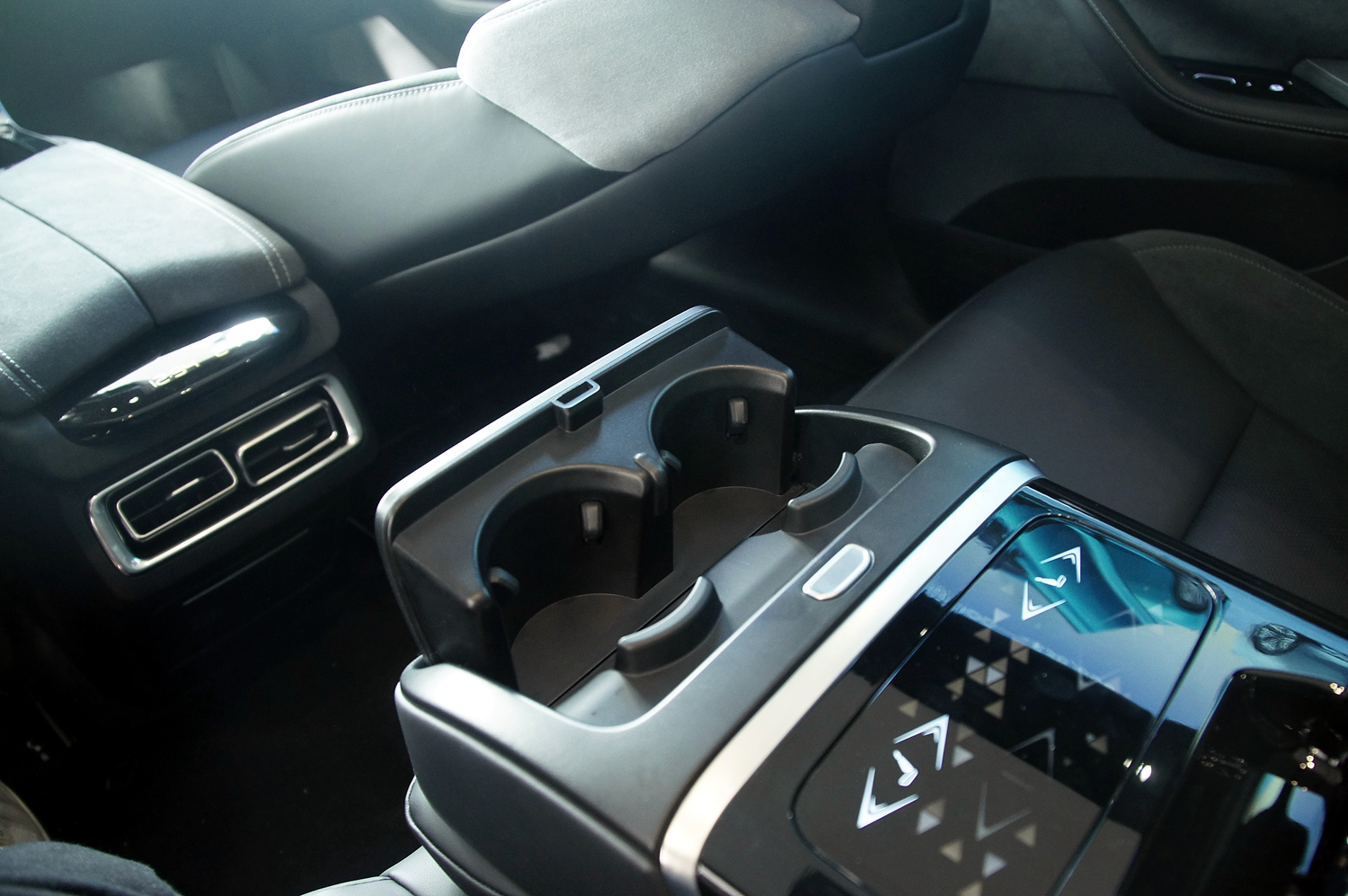 無續航焦慮的首款高端智能車型 靜態體驗哪吒S增程版車型 