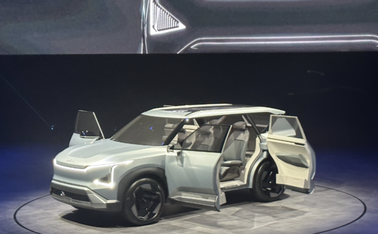 量产版车型将在11月推出 起亚EV5概念车全球首发 