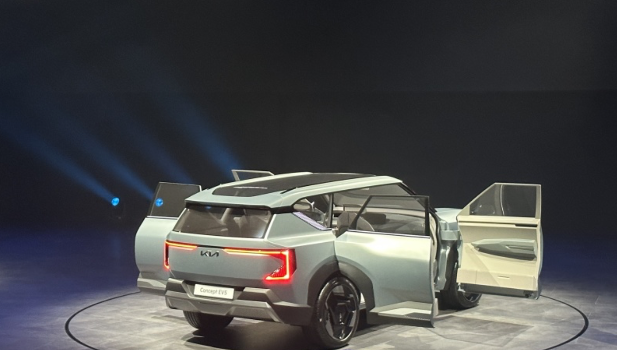 量产版车型将在11月推出 起亚EV5概念车全球首发 