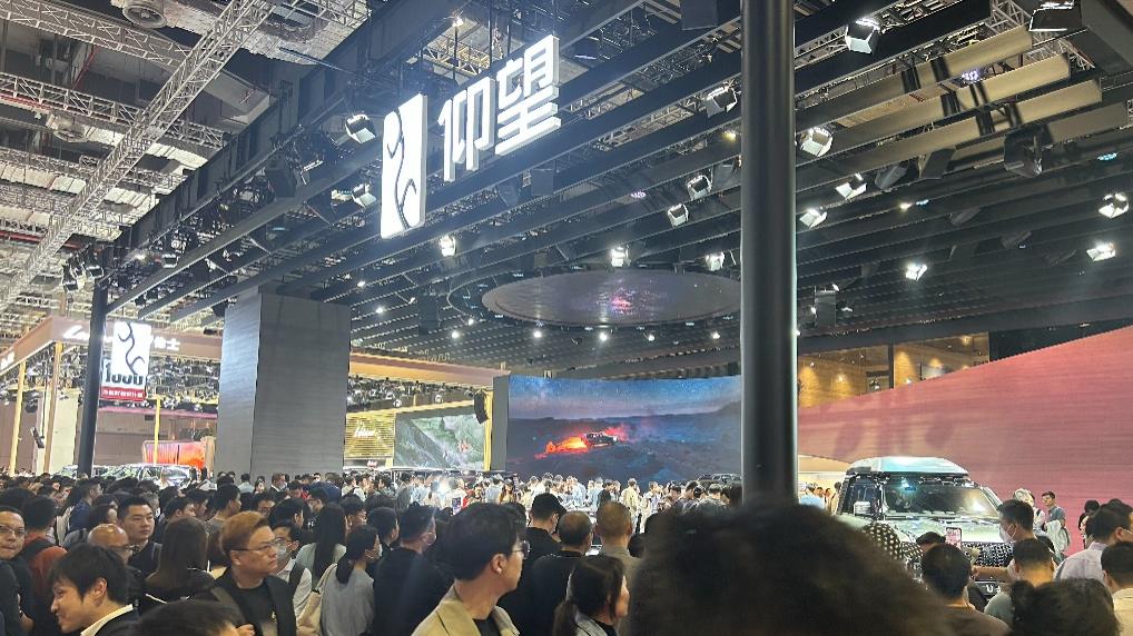 上海车展“顶流明星” 仰望开创中国品牌高端化新高峰