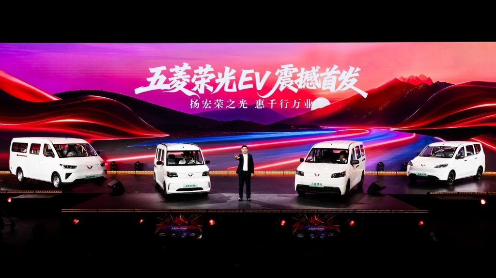 荣光EV亮相引领五菱红标迈入“全面新能源时代” 荣光EV亮相引领五菱红标迈入“全面新能源时代”