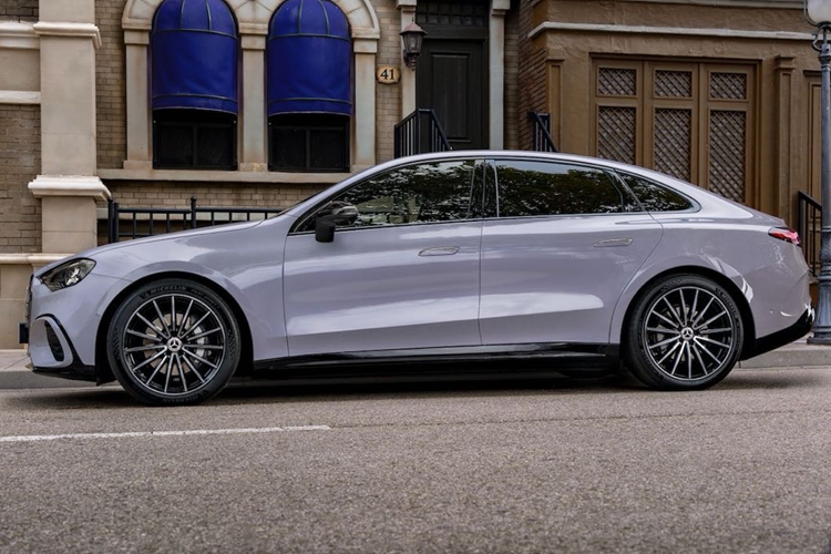 全新梅赛德斯-奔驰纯电C级车全球首发