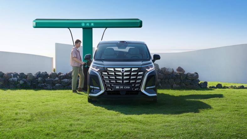 第二代腾势D9上市，推6款车型/售价35.98万起