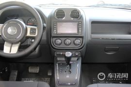Jeep-自由客-2.4 豪华导航版