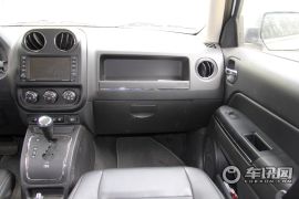 Jeep-自由客-2.4L 豪华导航版