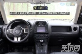 Jeep-自由客-2.4L 豪华导航版