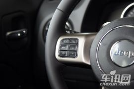 Jeep-自由客-2.4L 豪华导航版  ￥27.69