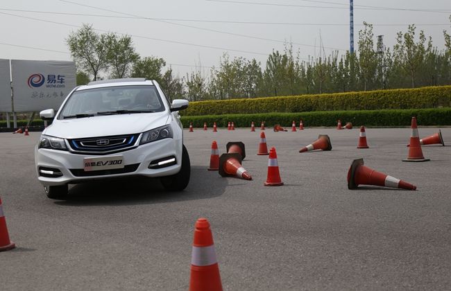 续航里程提升不小 场地试驾吉利帝豪EV300