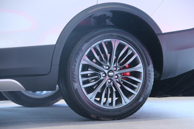 SWM斯威X7互联版上市 十万智能大7座SUV