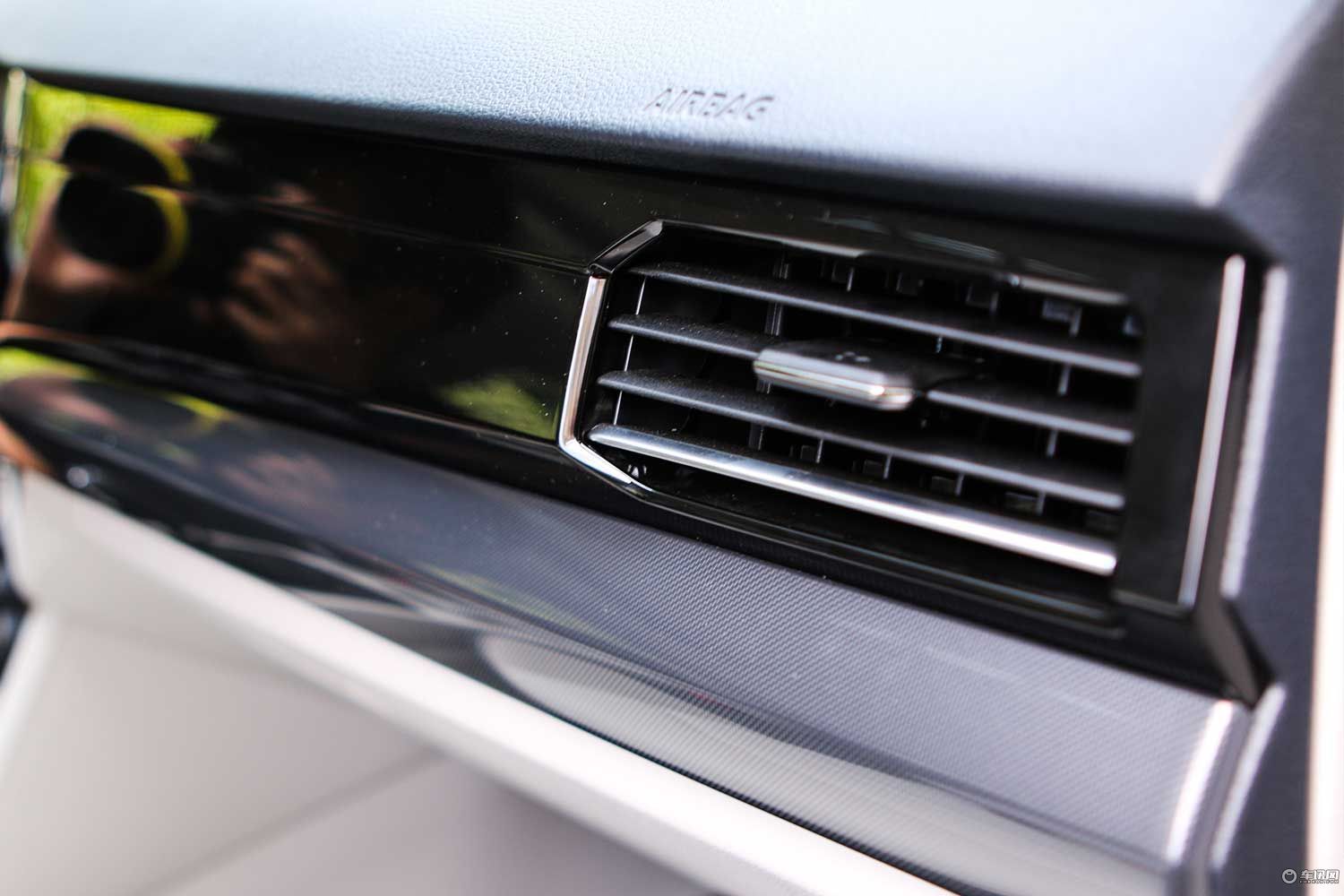 南北大众的兄弟之争 全新朗逸对比全新宝来