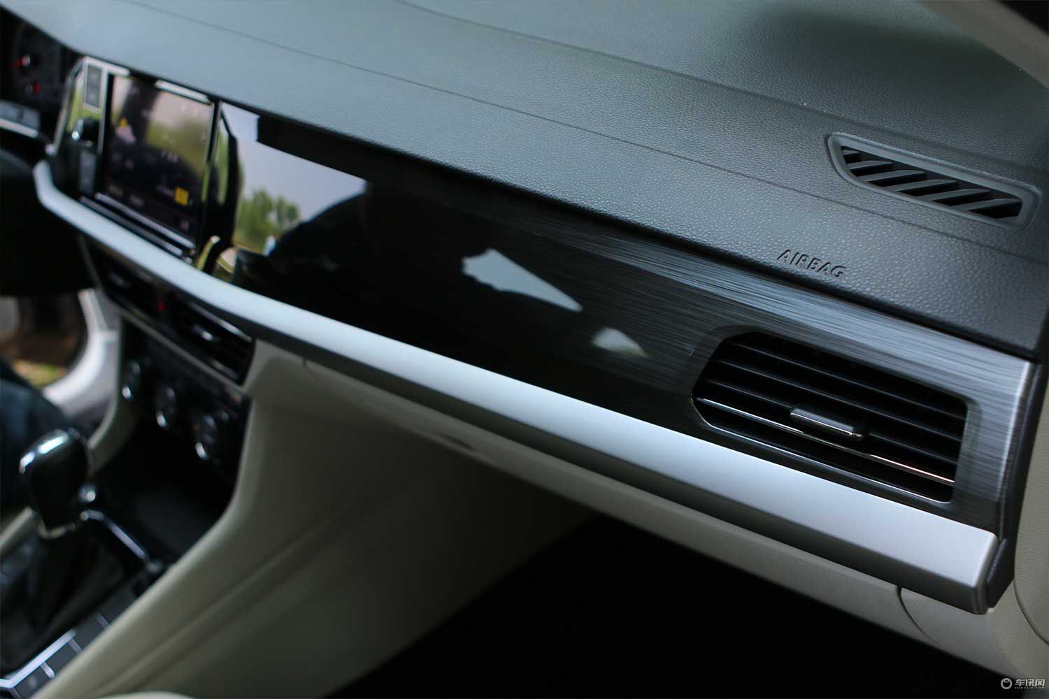 南北大众的兄弟之争 全新朗逸对比全新宝来