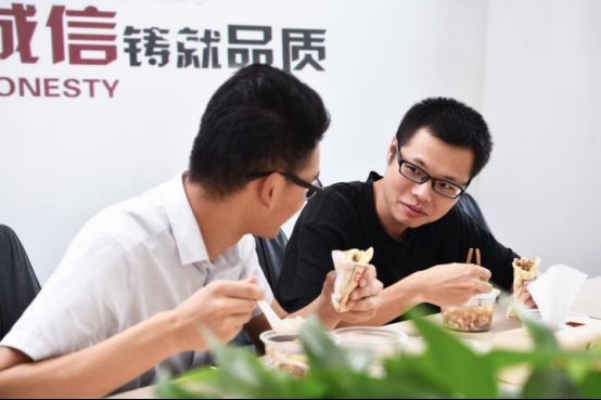 异乡青年志 ▏夏林的24小时            
