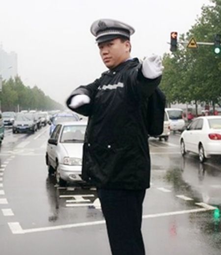 春运堵车，油表灯亮了怎么办？        