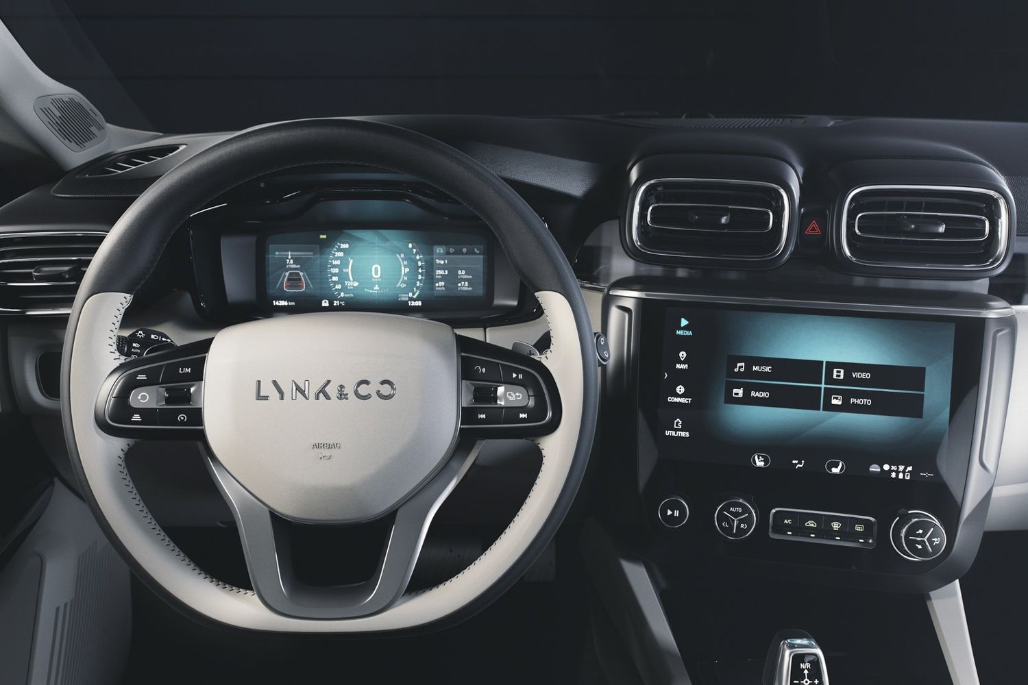 领克02新增高能轿跑SUV预售16-18万元。 
