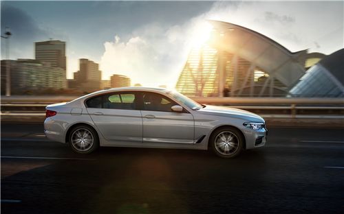 买车到底该听谁的？BMW 5系有话说 