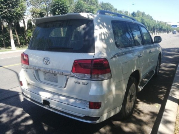 2019款丰田酷路泽5700现车抵港价格出售