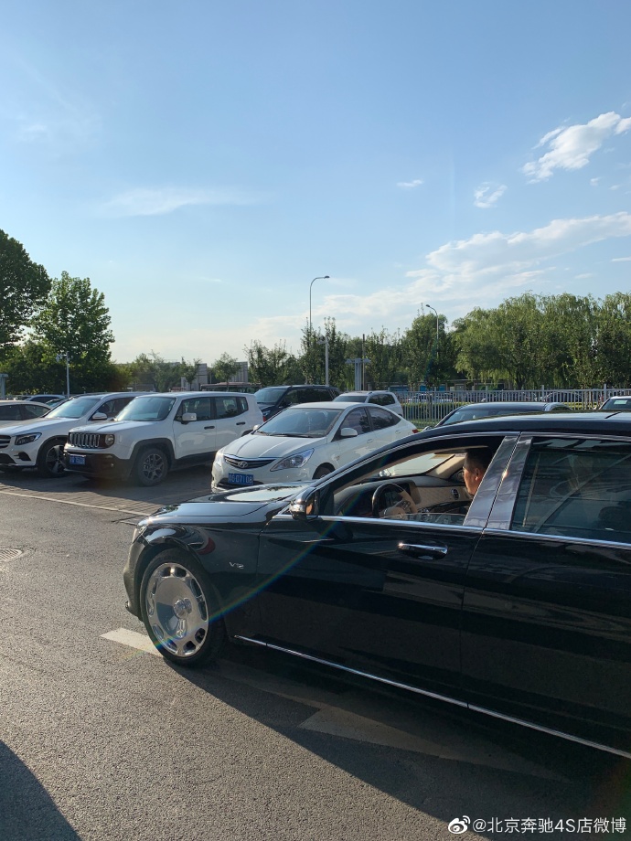 驰骋英姿 2020款进口奔跑迈巴赫S450 S560