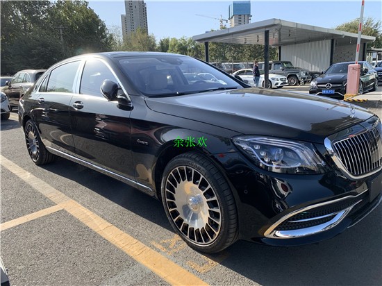 奔跑迈巴赫S560 2020款现车黑中米内现车售价多少钱?