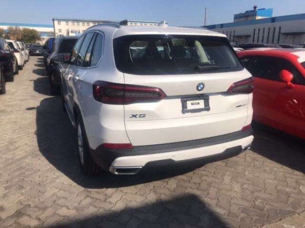 20款宝马X5墨版现车白黄鹤报价经济型SUV