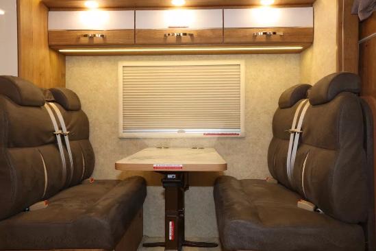 宇通依维柯C型房车 双拓展大空间活动舱