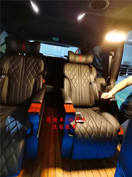 林肯领航员改装航空座椅加木地板效果图