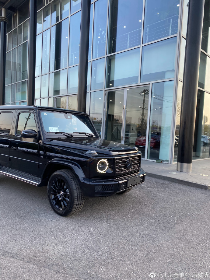 安静的日子安静地驶过2020款奔驰G500  