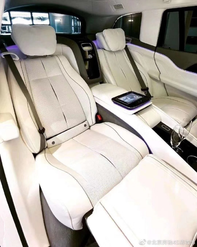 走进生活 2022款奔驰迈巴赫GLS600越野车