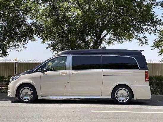 奔驰V260L迈巴赫VS880商务车 双拼色的