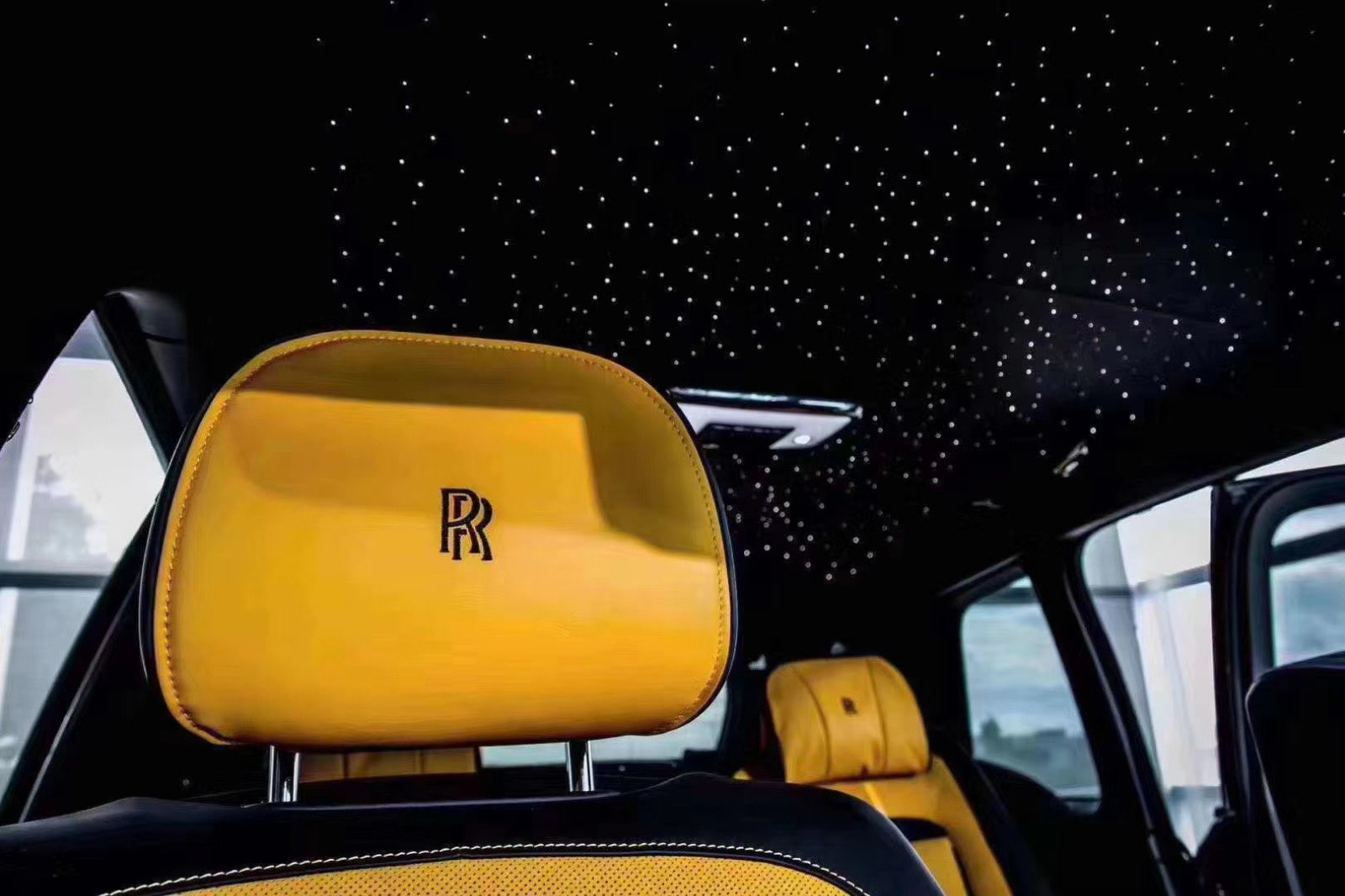 劳斯莱斯库里南豪华SUV 车身线条优美  