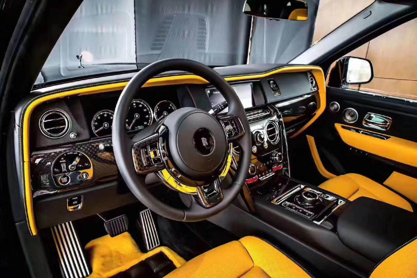 劳斯莱斯库里南豪华SUV 车身线条优美  