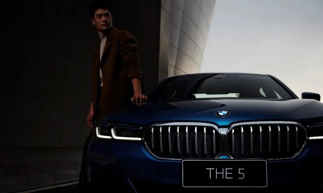 同是中期改款，宝马5系看配置、奔驰还是小排量，怎么选？