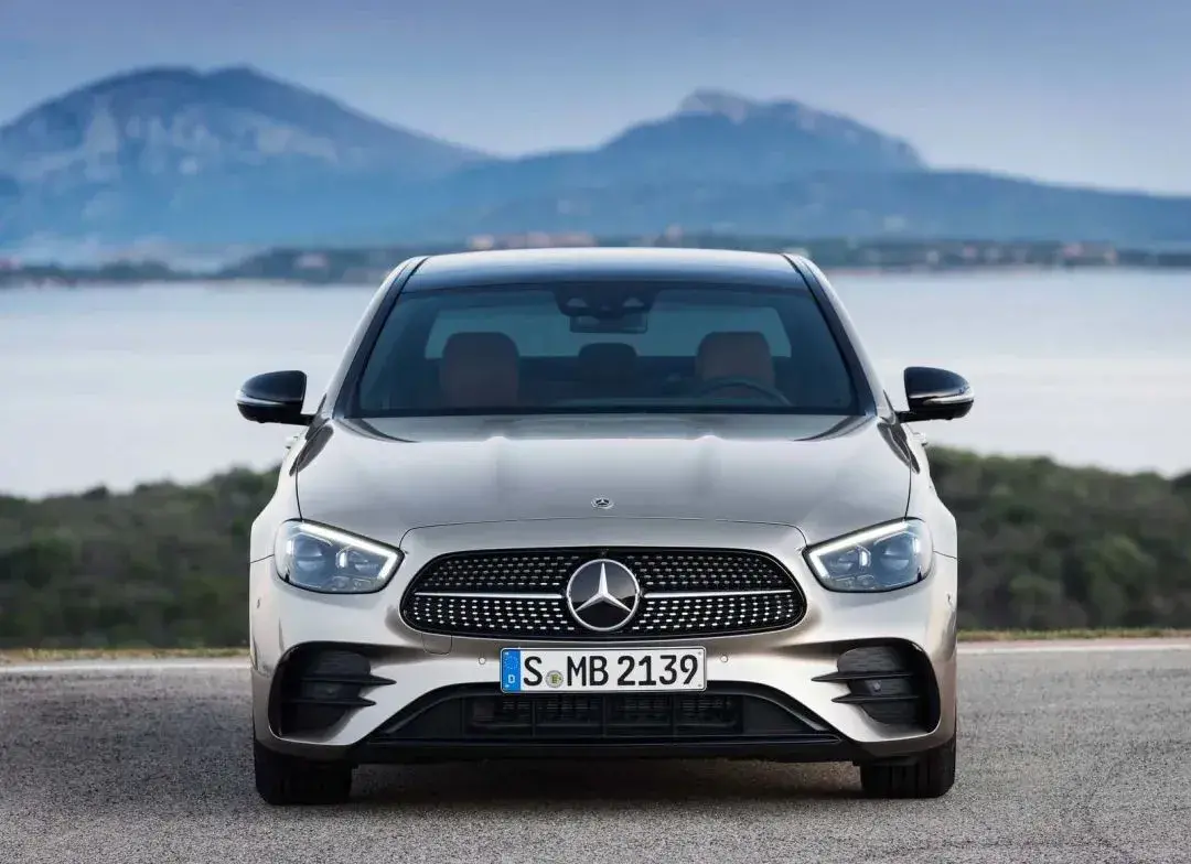 同是中期改款，宝马5系看配置、奔驰还是小排量，怎么选？