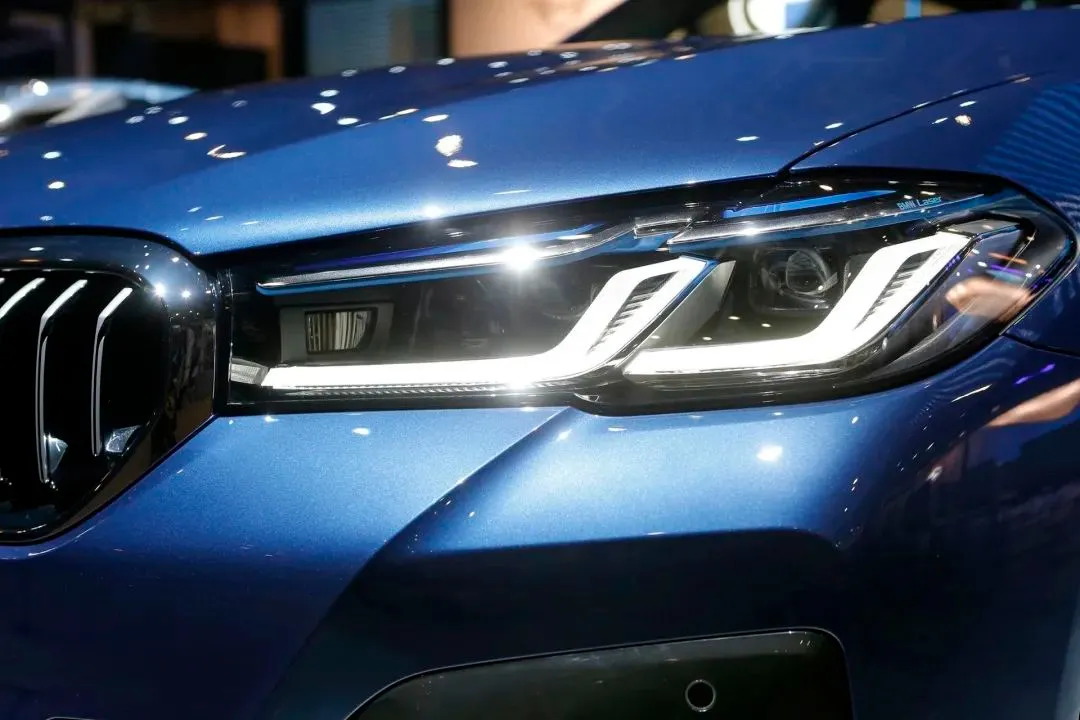 同是中期改款，宝马5系看配置、奔驰还是小排量，怎么选？