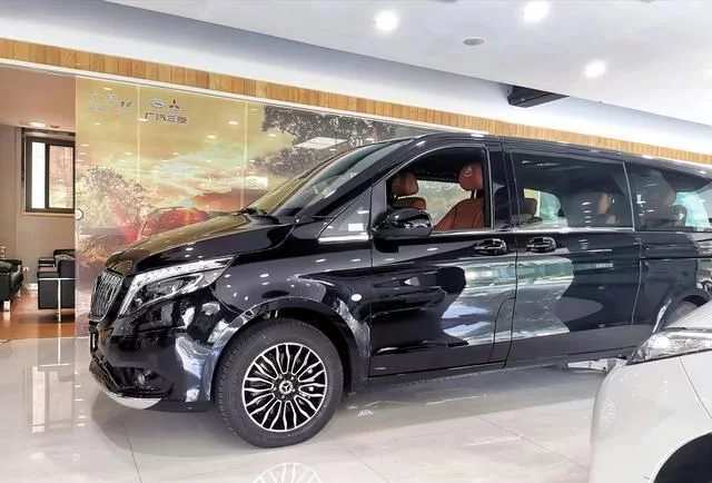 奔驰威霆商务车  定制迈巴赫版对比封坛艾尔法  什么价格