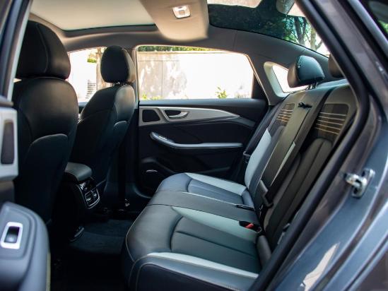 173匹，百公里8.1s，还比思域便宜。体验荣威i6MAX