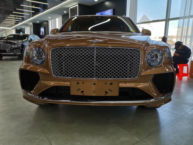 21款宾利添越 中规国六沙漠铜现车在售