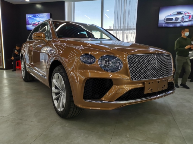 21款宾利添越 中规国六沙漠铜现车在售