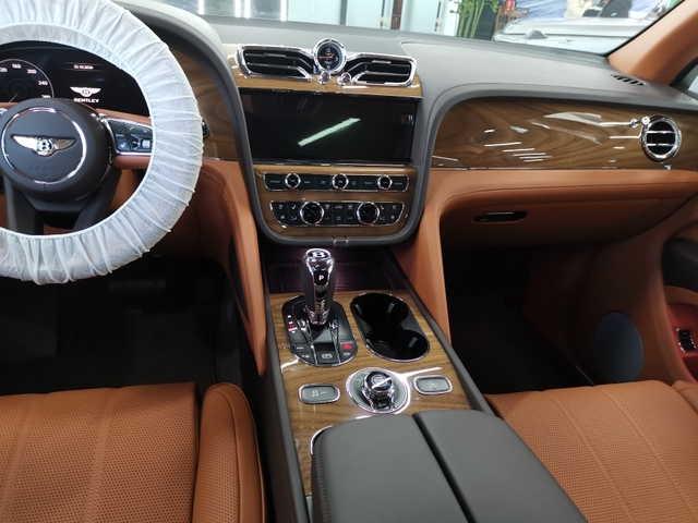 21款宾利添越 中规国六沙漠铜现车在售