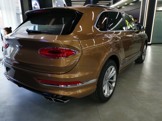 21款宾利添越 中规国六沙漠铜现车在售