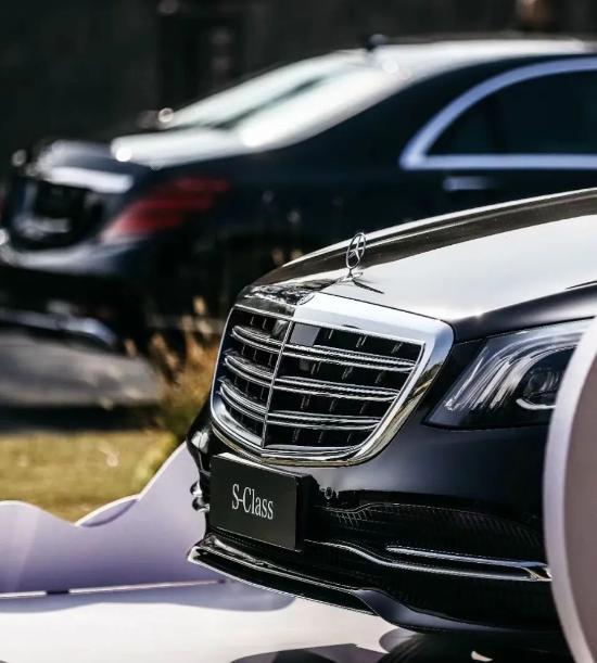 换代前的最后体验，奔驰S级不只为后排，经典双联屏成绝唱