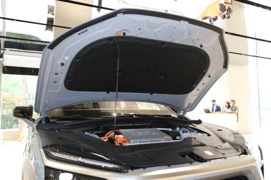 试驾体验蔚来ES8：由“半成品”变成“完全体”它经历了什么？