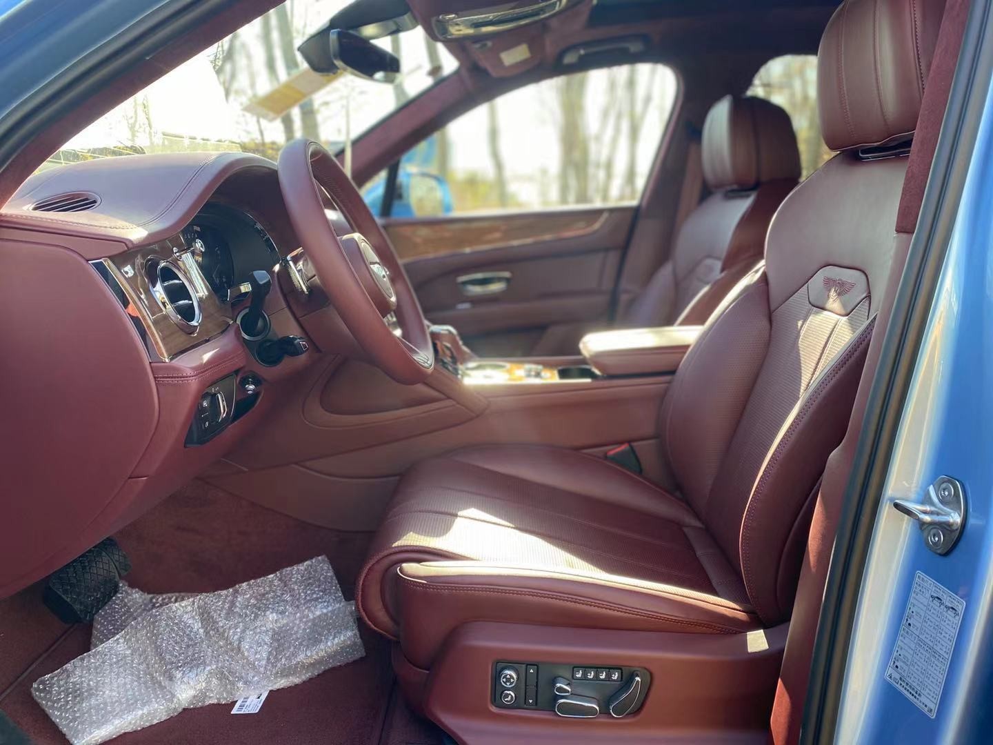 21款宾利添越国六现车湖水蓝配色