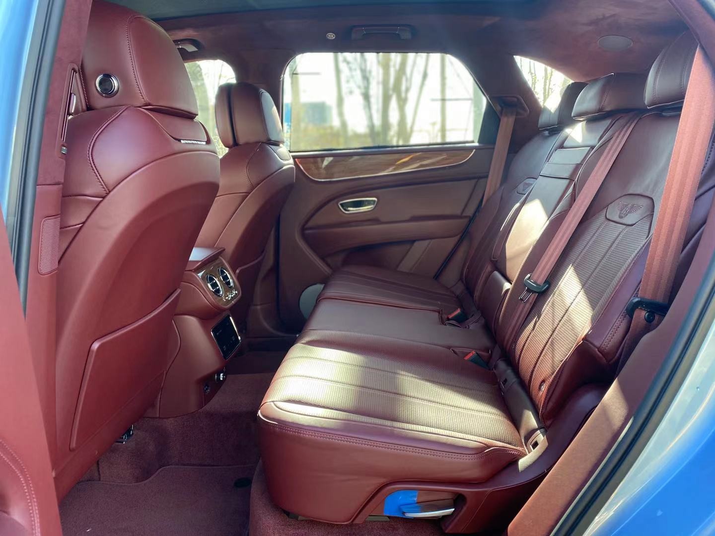 21款宾利添越国六现车湖水蓝配色