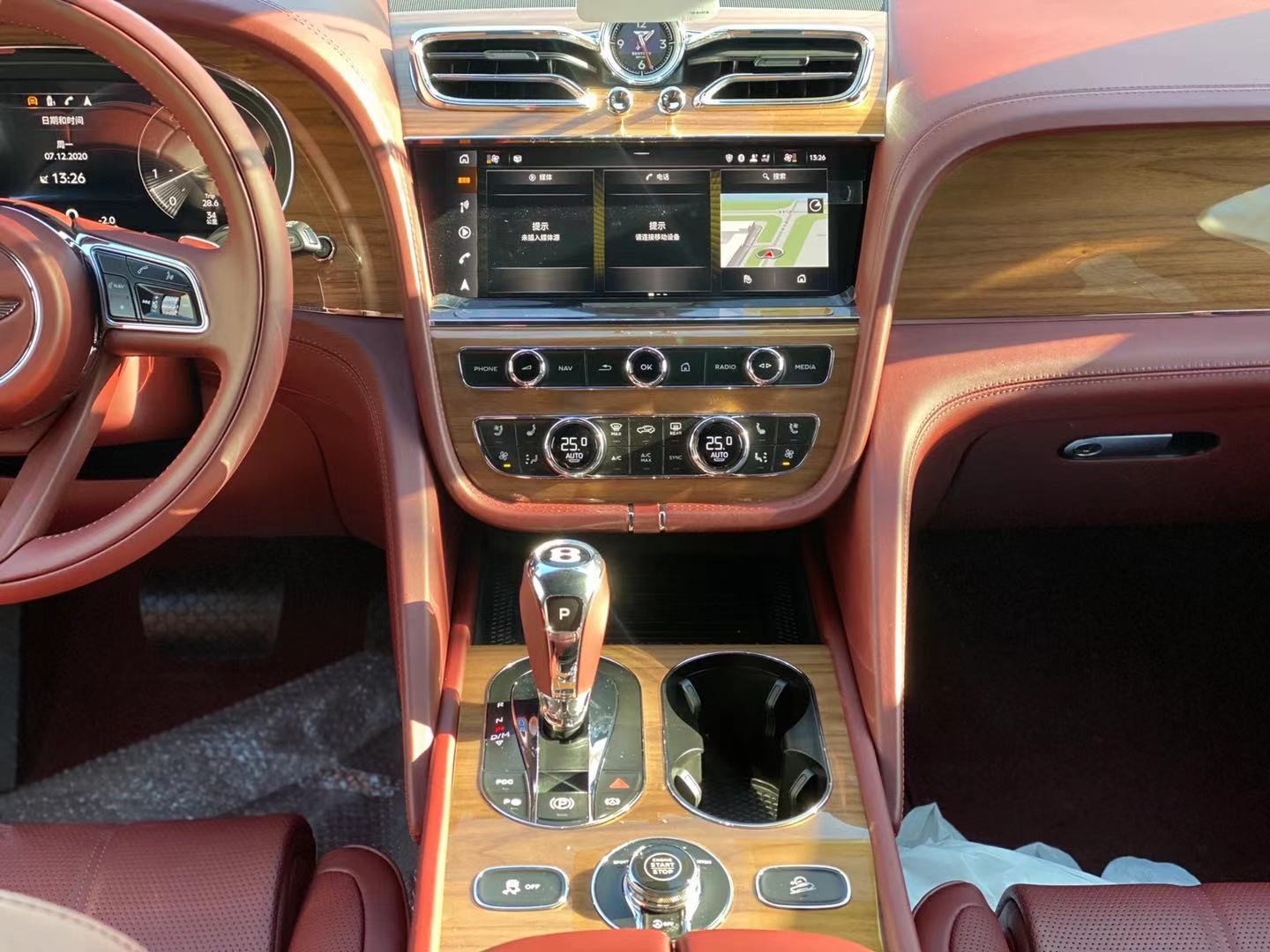 21款宾利添越国六现车湖水蓝配色