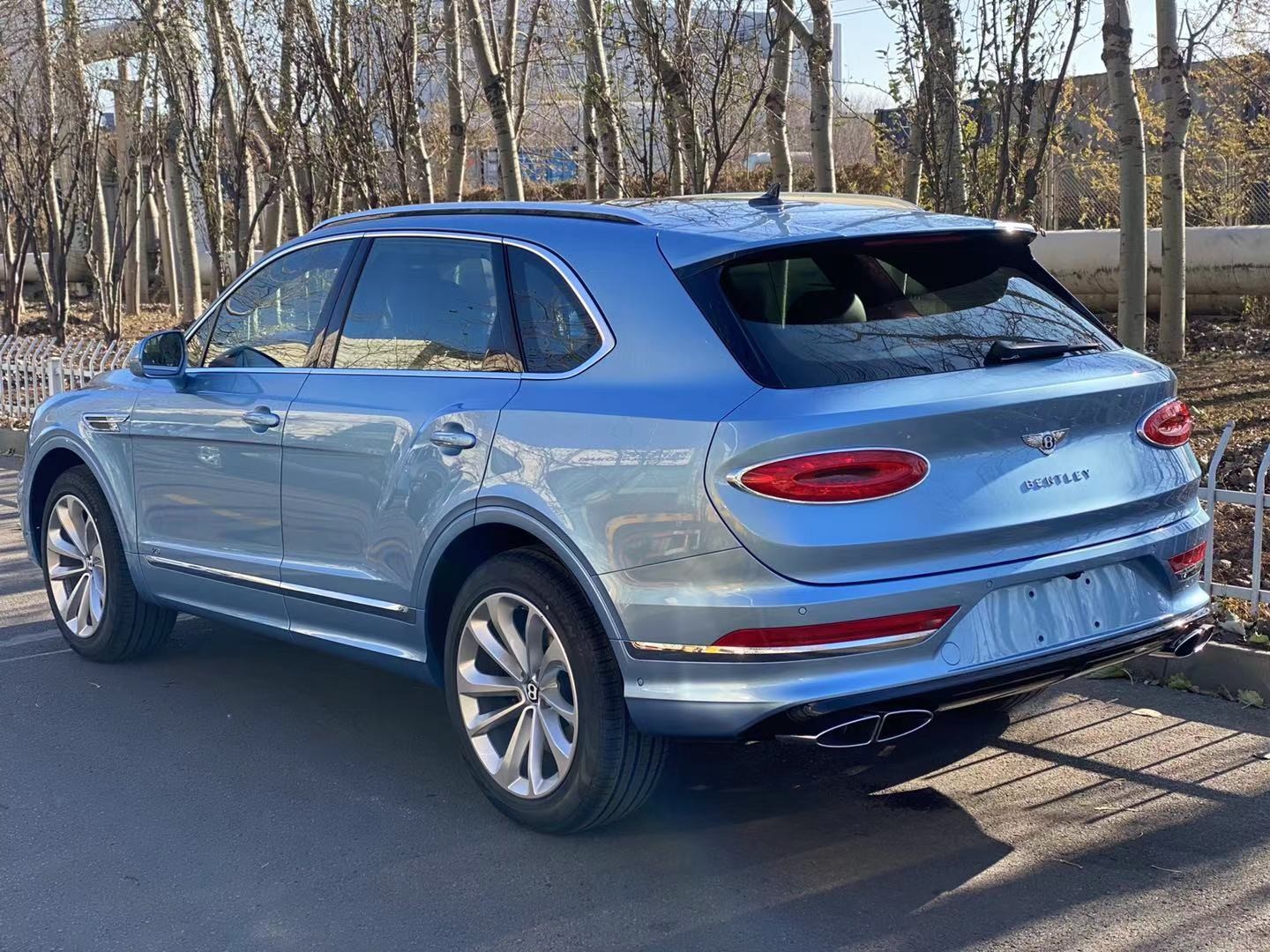 21款宾利添越国六现车湖水蓝配色