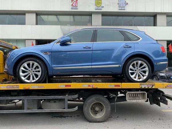 2020款宾利添越国六SUV 天津港让利出售